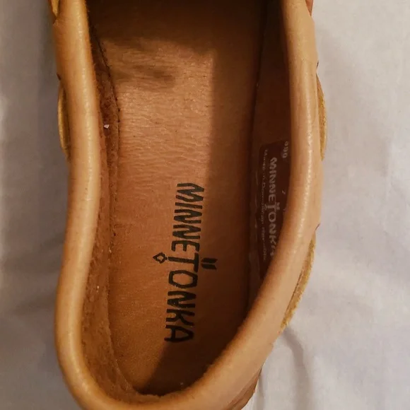 Minnetonka Maccocins Women's SZ 6.5 Tan - Picture 6 of 9